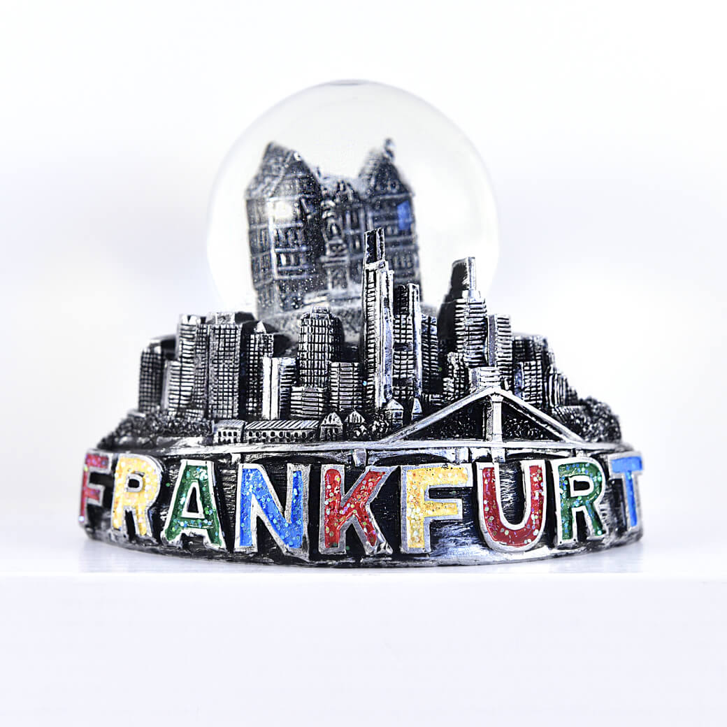 Schneekugel Souvenir mit einem 3-D Modell der Skyline Frankfurt. Silber und bunte Farben.